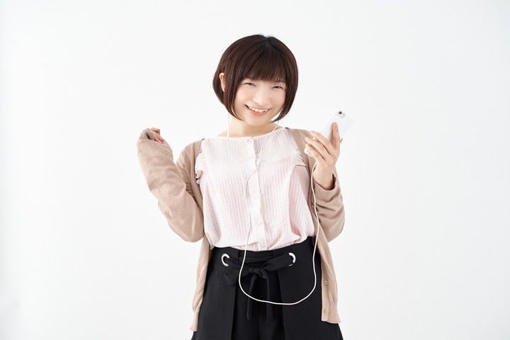 イヤホンを使用して音楽を楽しむ女性
