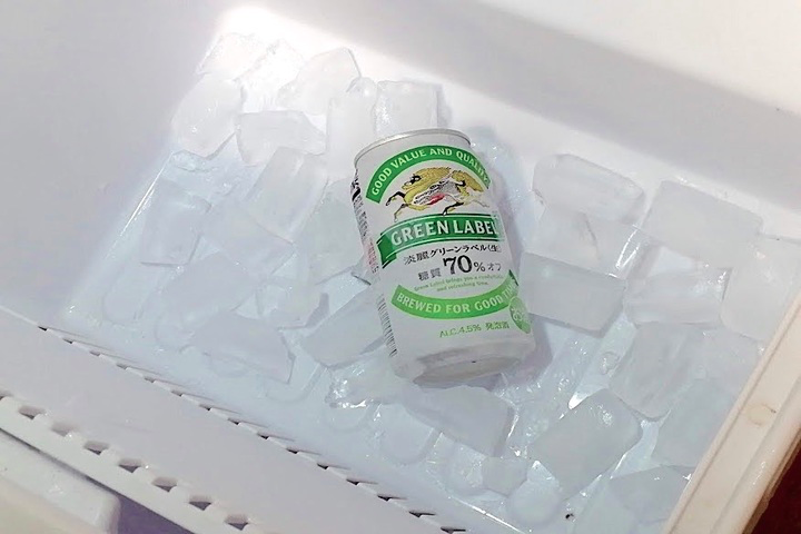 冷凍庫の中の氷とビール