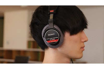 ヘッドホンにmimimamoを装着して音楽を聴いている状態のgif