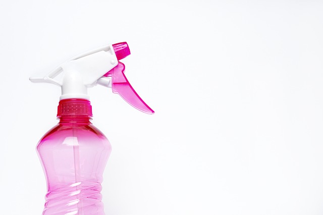 スプレー式消臭剤のボトル