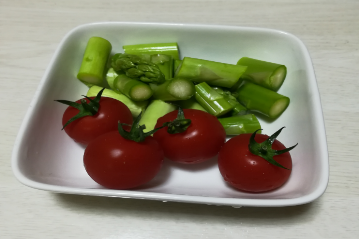 アスパラとトマトの画像