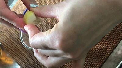 ウイスキーのお湯割りにレモンを絞る様子
