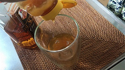 ウイスキーのお湯割りにはちみつを足す様子