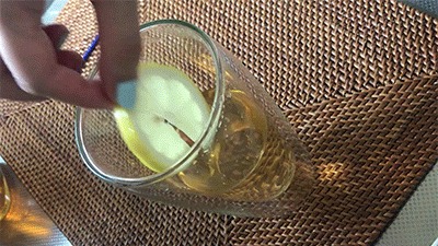 ウイスキーのお湯割りにカットレモンを入れる