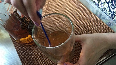ウイスキーのお湯割りにハチミツをいれて混ぜる