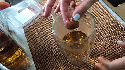 ウイスキーのお湯割りに梅干しを落とす