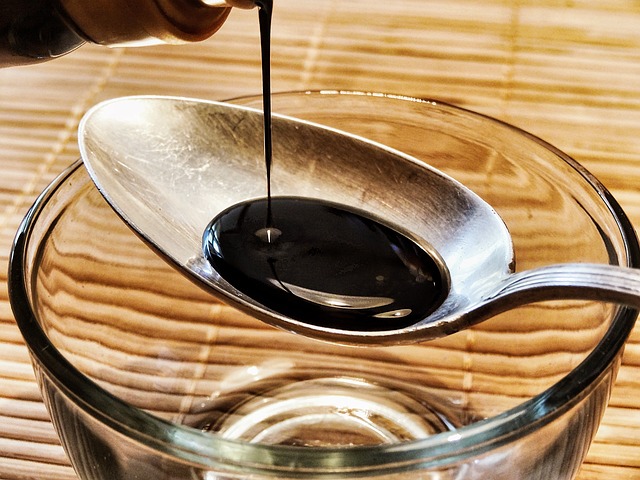 醤油を注ぐイメージ
