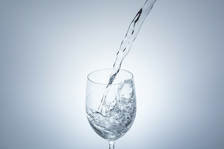 お酒と一緒に飲む水は「和らぎ水(やわらぎみず)」といいます