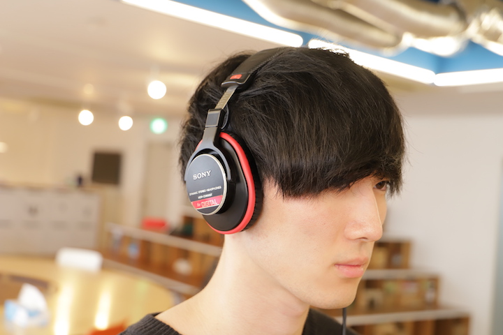 YAXI for studio headphone DXを装着したSONY MDR-CD900STの人物画像