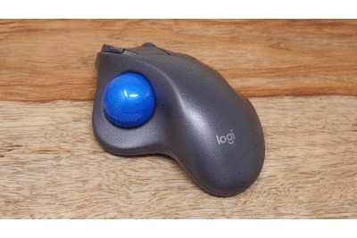M570tに手を添えたgif