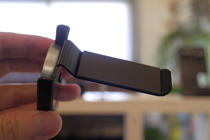 ヘッドホンスタンド マグネット式（型番：NB-HSTA02SM）を手に持っている画像