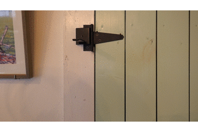 ヘッドホンスタンド マグネット式（型番：NB-HSTA02SM）にヘッドホンをかけるgif