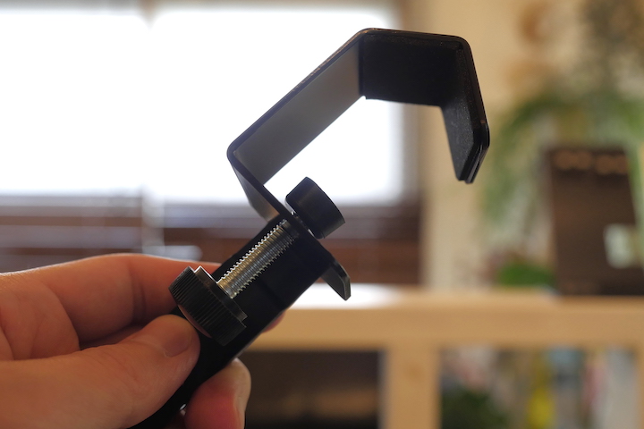 ヘッドホンスタンド ポール式（型番：NB-HSTA04PL）を手に持っている画像