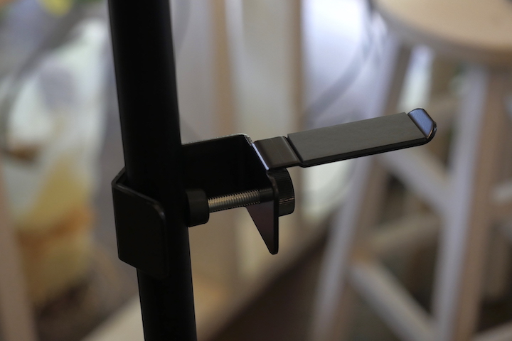 ヘッドホンスタンド ポール式（型番：NB-HSTA04PL）をポールに取り付けた状態の画像