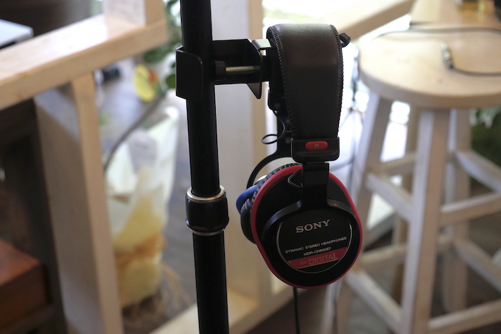 ヘッドホンスタンド ポール式（型番：NB-HSTA04PL）にヘッドホンをかけた画像
