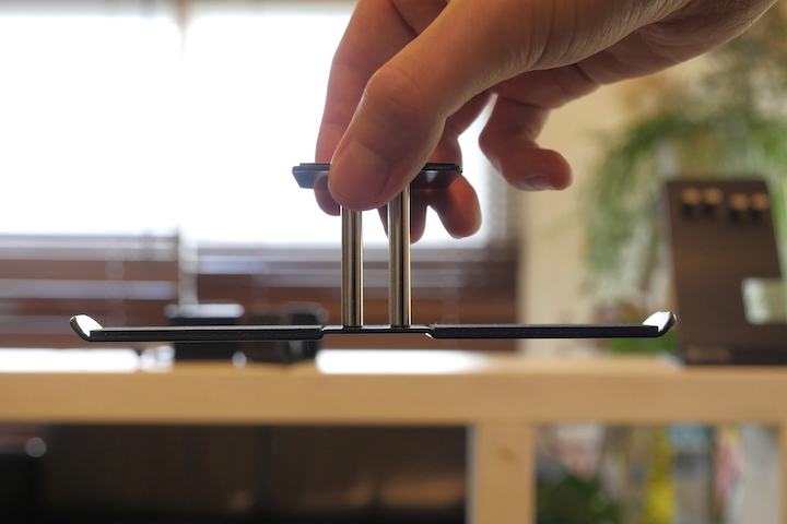 デュアルヘッドホンスタンド 強着式（型番：NB-HSTA05UD ）を手に持った状態の画像