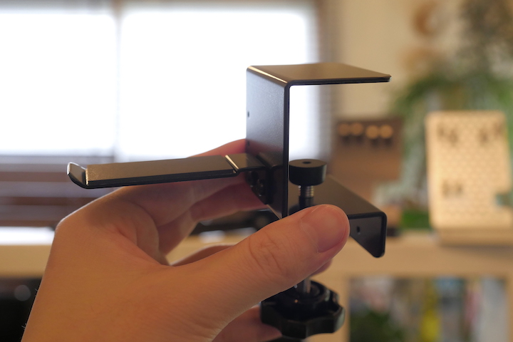 ヘッドホンスタンド クランプ式（型番：NB-HSTA01SC）を手に持っている画像