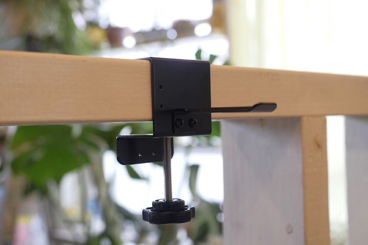 ヘッドホンスタンド クランプ式（型番：NB-HSTA01SC）を取り付けた状態の画像