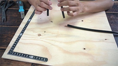 シリコンチューブをハサミでカットする様子