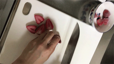 冷凍イチゴを切る様子