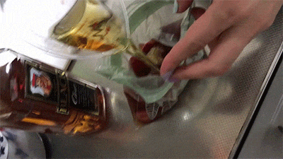 いちごにウイスキーを注ぐ様子