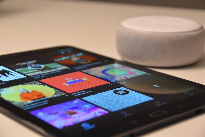 Amazon Echo Dotとタブレットの写真