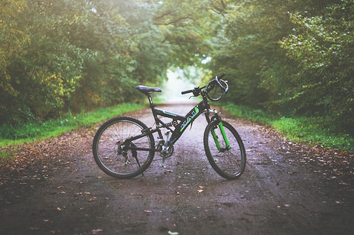 山道の真ん中に置かれた自転車
