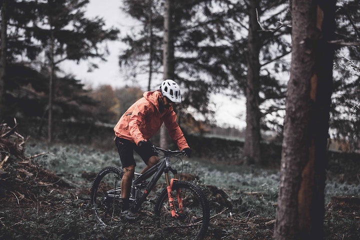 自転車で山道を走る男性