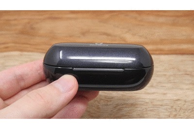 Liberty Neoの充電ケースを開閉しているgif
