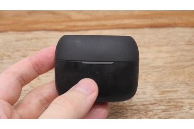 Liberty Airの充電ケースを開閉している所のgif