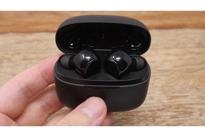 Liberty Airの充電ケースから左右のイヤホン本体を取り出している所のgif