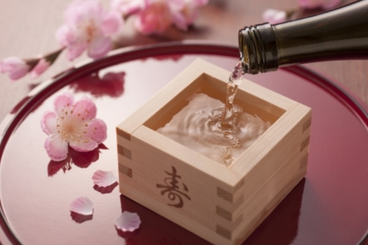 日本酒を注いでいる画像