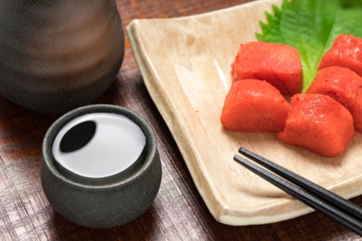 食事と日本酒を楽しんでいる画像