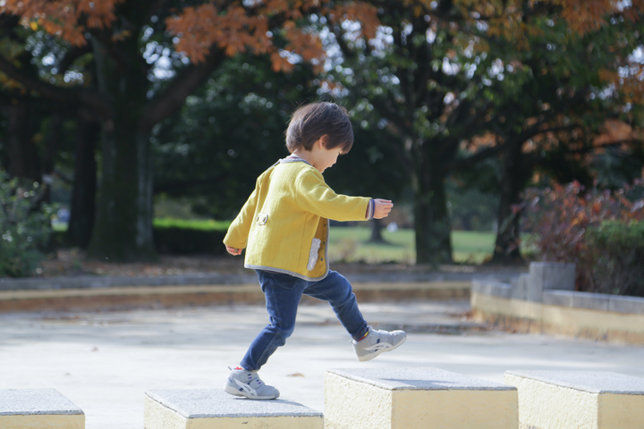 子どもが動いている写真