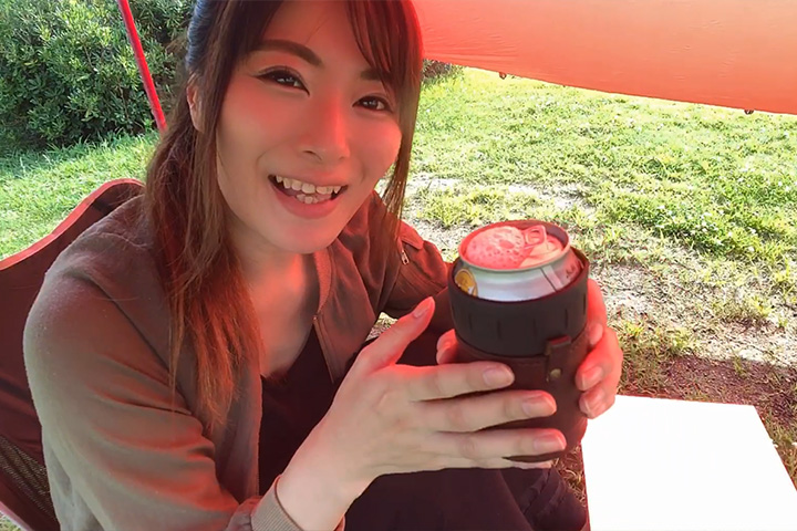タープの中でビールを飲むnatsuさん