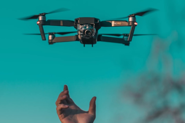 ドローンが空を飛んでいる画像