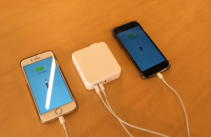RAVPower RP-PB125からスマホ2台に給電している画像