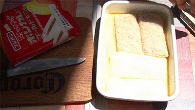 パンを卵液に浸す
