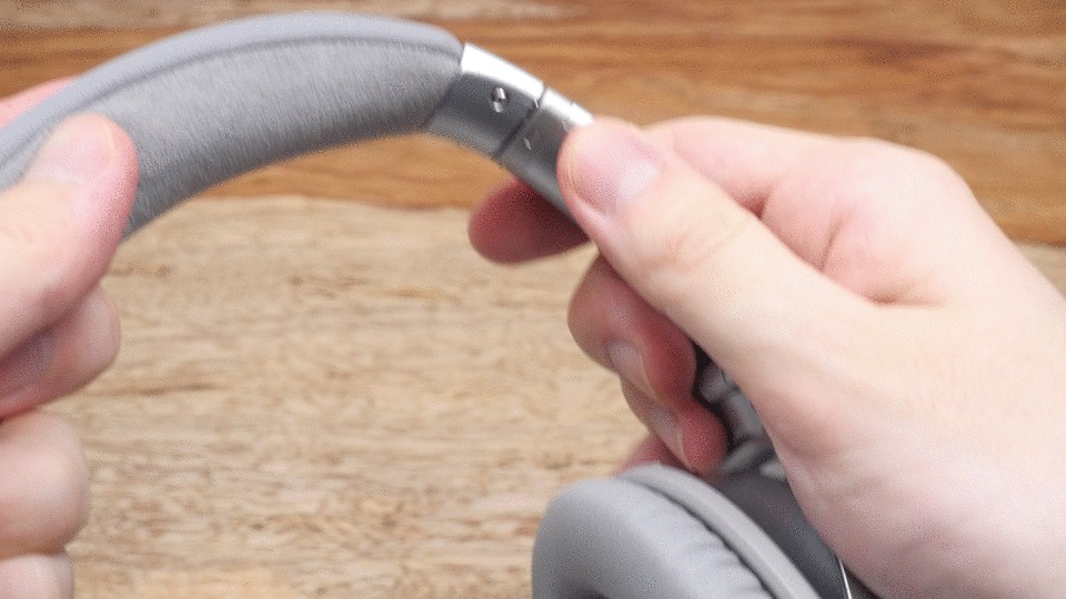 BOSE QuietComfor 35 wireless headphones IIヘッドバンド伸ばしているgif