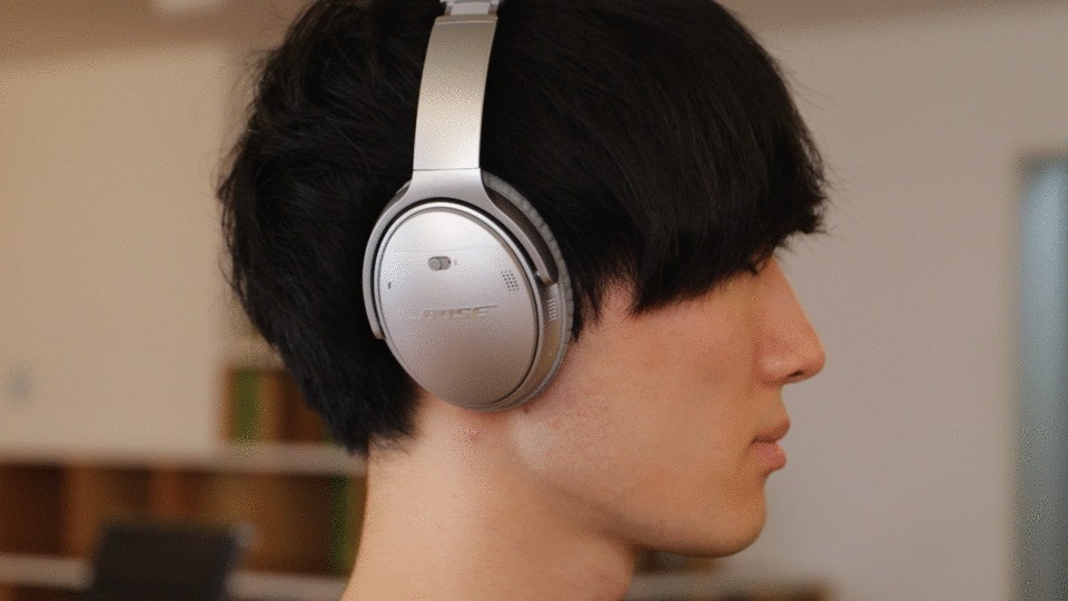 BOSE QuietComfor 35 wireless headphones IIを装着してノッている男性の画像