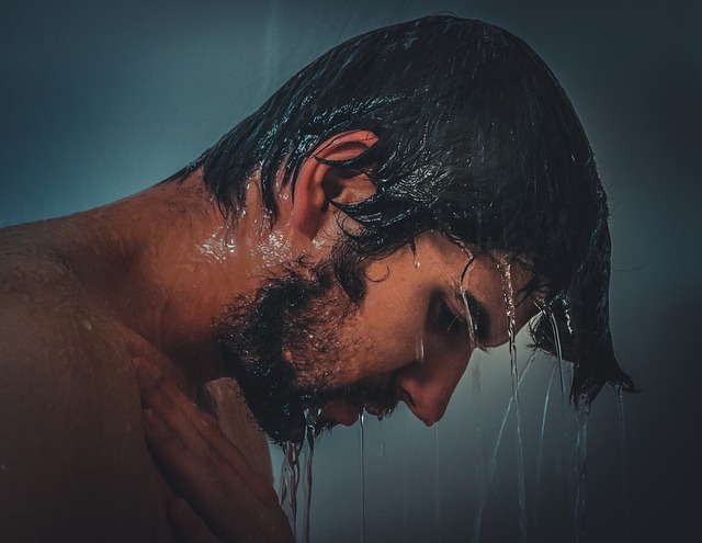 シャワーを浴びる男性の写真