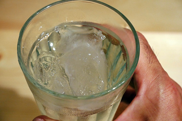 さまざまな飲み方を試している写真