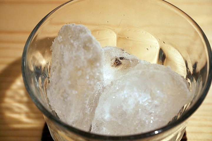 日本酒ロックの作り方の写真(1)