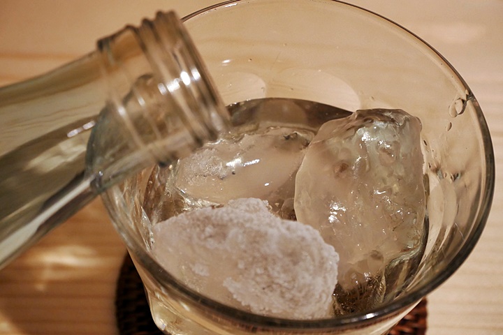 日本酒ロックの作り方の写真(2)