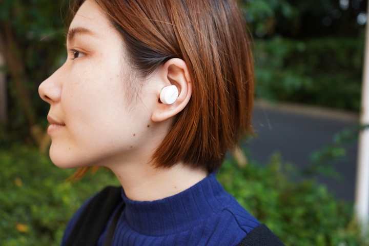 イヤホンをつけている