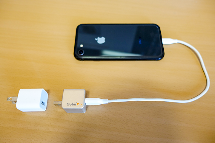 Qubii ProとUSB電源アダプターとiPhoneの写真