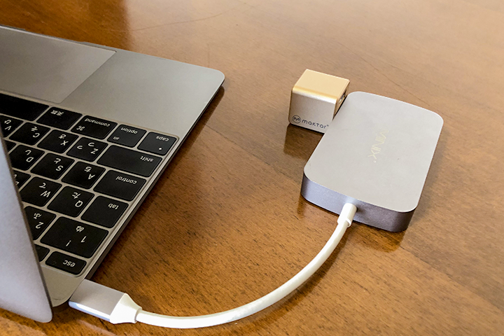Qubii ProとUSBハブとPCの写真