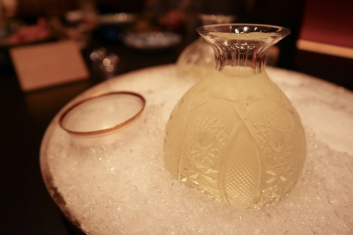 氷に埋め込まれた徳利