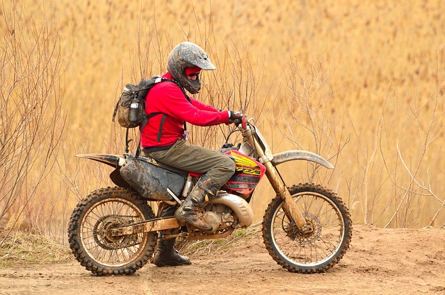 モトクロスバイクに乗る男性