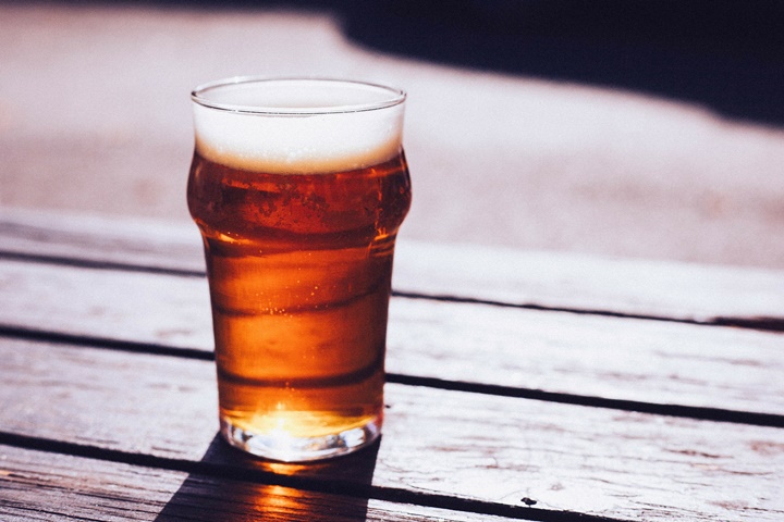 テーブルに置かれたビール